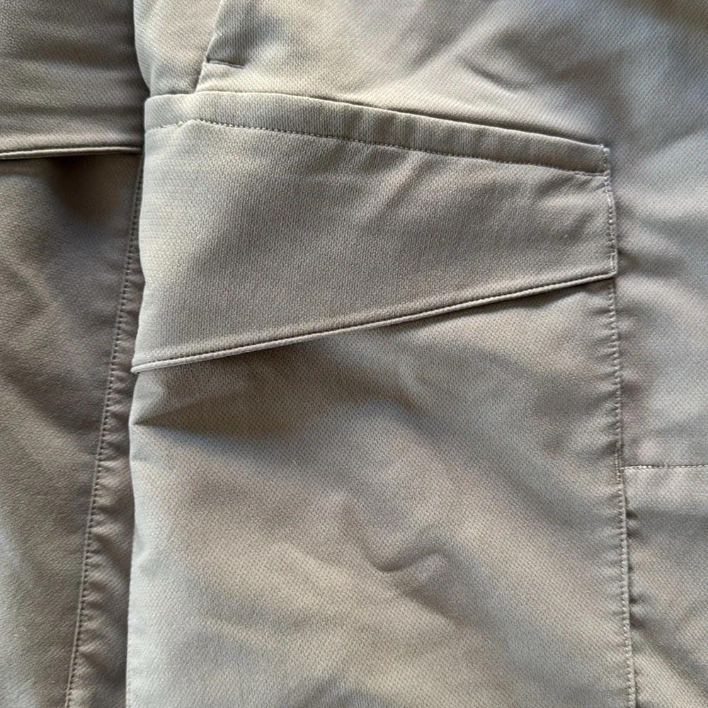 Lululemon Utilitarian Cargo Short 9" in Artifact like new - Picture 4 of 4